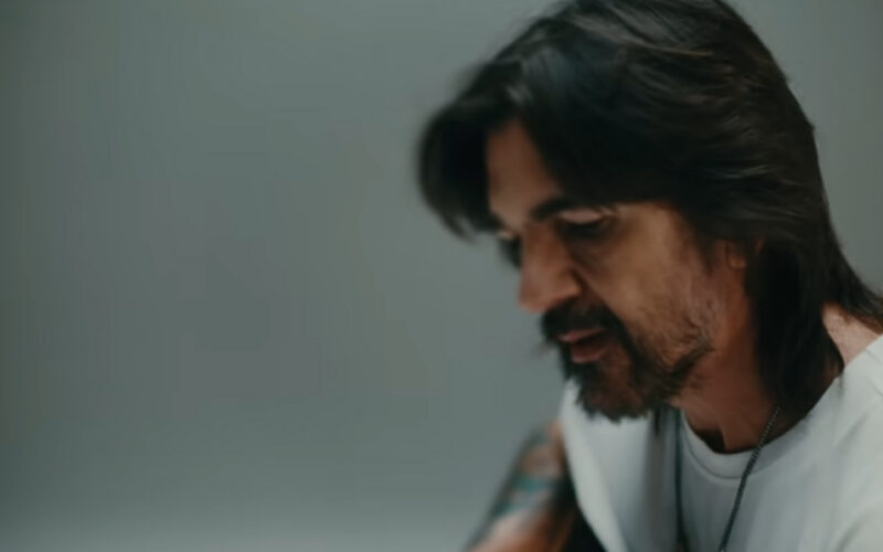 Juanes honra la memoria de su madre con una conmovedora versión en vivo