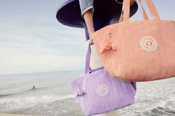 Los accesorios ligeros de Kipling son aliados perfectos para el descanso