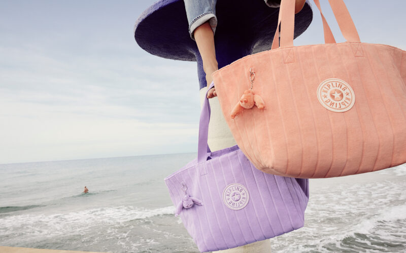 Los accesorios ligeros de Kipling son aliados perfectos para el descanso
