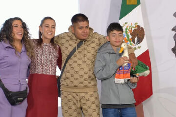 El pato Merlín asiste a la conferencia matutina de la presidenta