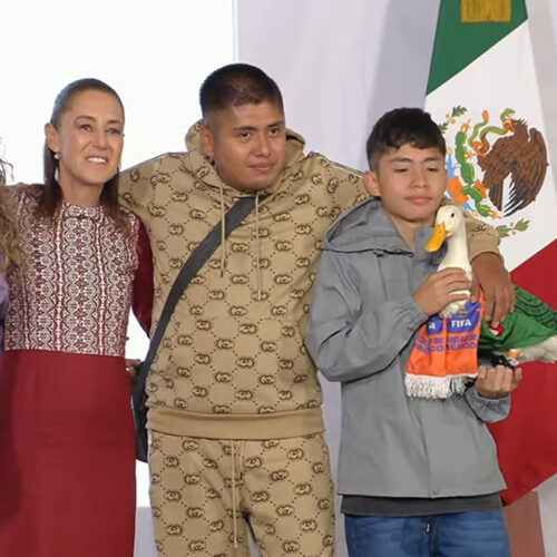 El pato Merlín asiste a la conferencia matutina de la presidenta