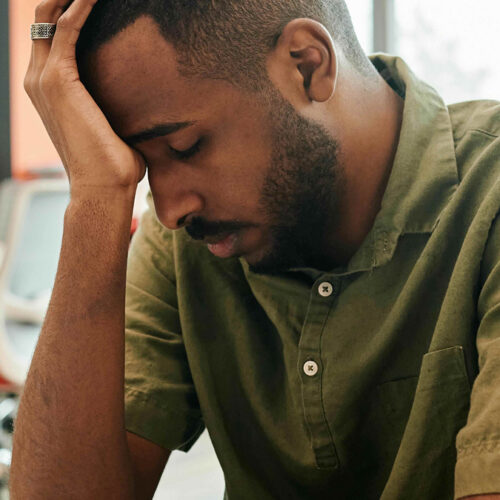 Salud mental masculina se ve afectada por el enmascaramiento del dolor