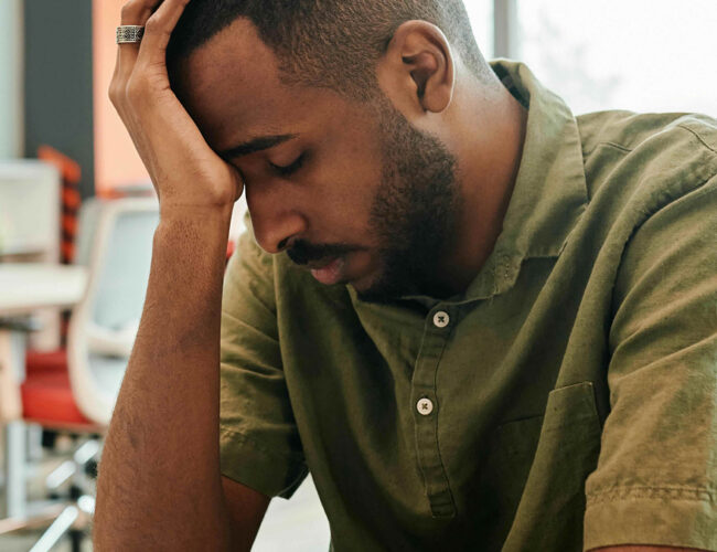 Salud mental masculina se ve afectada por el enmascaramiento del dolor